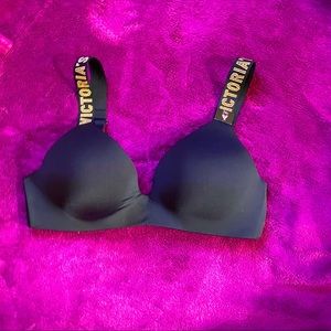 Victoria’s Secret / T-Shirt Bra